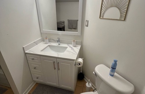 East Credit Apartment | Cozy 2 Bedroom Retreat in Heartland