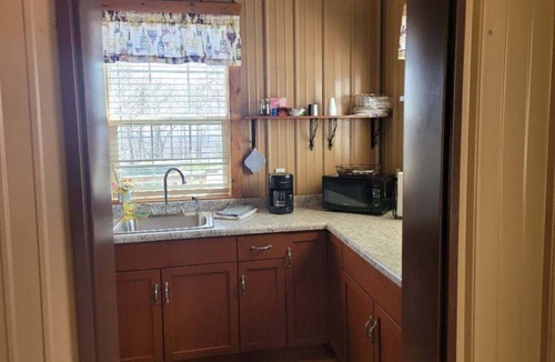 Osceola Cabin | Cozy 2-bedroom Schoolhouse Cabin near Truman Lake access points