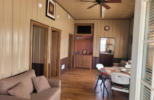 Osceola Cabin | Cozy 2-bedroom Schoolhouse Cabin near Truman Lake access points