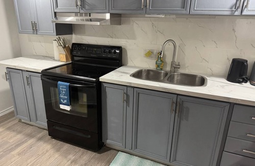 Oshawa House | Cozy 2 Bedroom Suite with fire pit and close to malls and restaurants