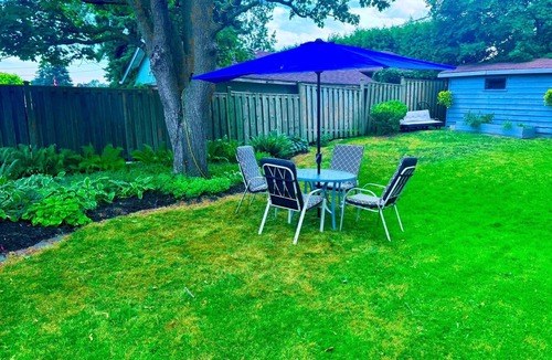 Oshawa House | Cozy 2 Bedroom Suite with fire pit and close to malls and restaurants