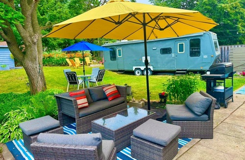 Oshawa House | Cozy 2 Bedroom Suite with fire pit and close to malls and restaurants