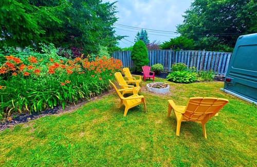 Oshawa House | Cozy 2 Bedroom Suite with fire pit and close to malls and restaurants