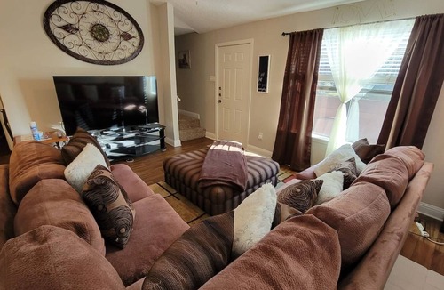 Addison Apartment | Cozy 2 Bedroom Townhome in Addison