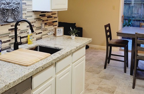Voth House | Cozy 2 bedroom townhouse w/garage parking