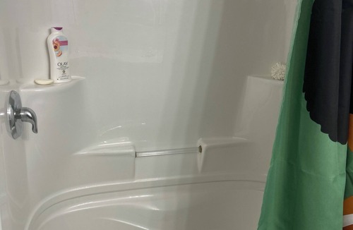 St. Catharines House | Cozy 2 bedroom with own bathroom