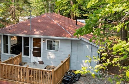 Ryerson Cottage | Cozy 2 bedroom Wood Cottage