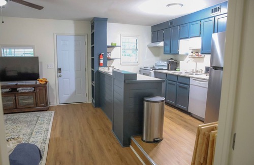Hattiesburg Apartment | Cozy 2 BR Bungalow - Near dining- college + patio
