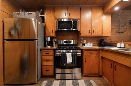 Pine Cove Cabin | Cozy 2 BR Cedar Mountain Retreat - Fireplace & Spa