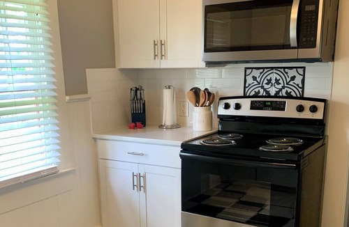 Kyle Cottage | Cozy 2 BR Cottage with Inviting Sunroom, Spacious Yard and Ultimate Comfort