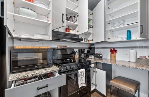 Lewisville Apartment | Cozy 2 BR king bed, lux pool DFW