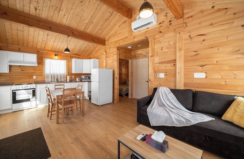 Smiths Corner Cottage | Cozy 2 BR Log Cottage w/Firepit Bbq,close to lakes, vineyards, zipline & Skiing