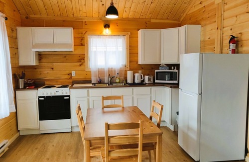 Smiths Corner Cottage | Cozy 2 BR Log Cottage w/Firepit Bbq,close to lakes, vineyards, zipline & Skiing