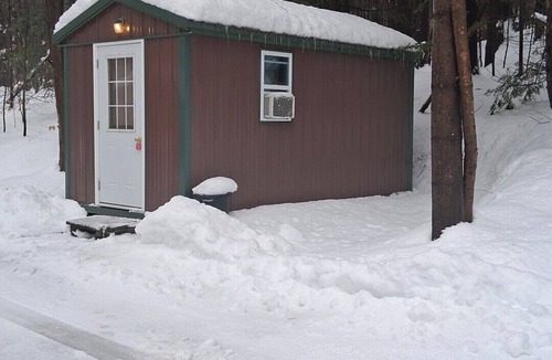 Maple View Cabin | Cozy 2-Person cabin in charming Parish with AC for relaxing stays