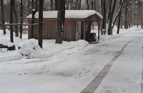 Maple View Cabin | Cozy 2-Person cabin in charming Parish with AC for relaxing stays