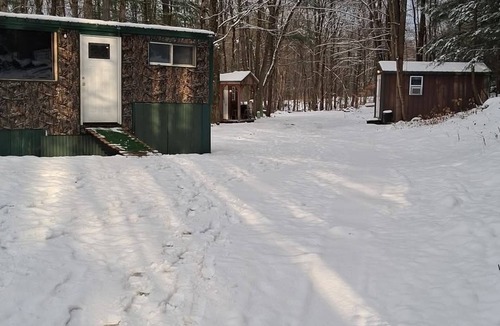 Maple View Cabin | Cozy 2-Person cabin in charming Parish with AC for relaxing stays