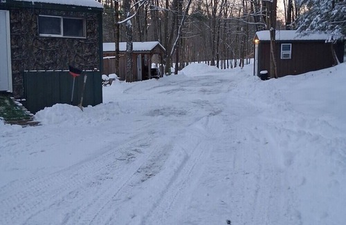 Maple View Cabin | Cozy 2-Person cabin in charming Parish with AC for relaxing stays