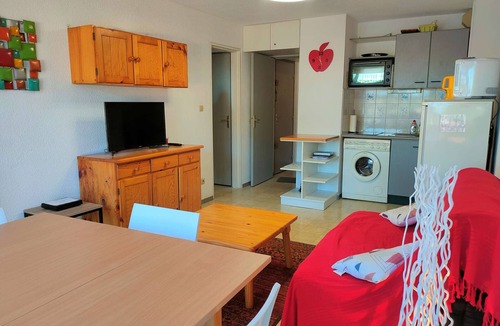 Argeles Plage Apartment | "Cozy 2-Room Apartment with Cabin, Pool Access, Near Beach & Shops - Sleeps 6"