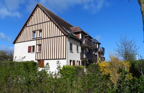 Cabourg Apartment | Cozy 2-Room Apartment Near Cabourg Thalassotherapy, Sleeps 4, Pet-Friendly, Balcony