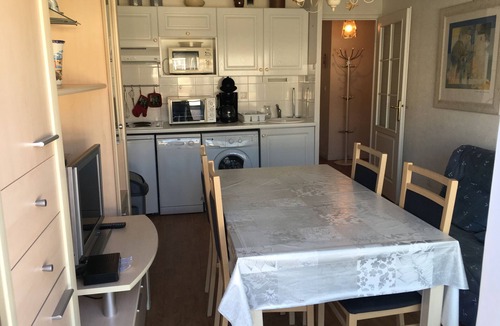 Fort-Mahon-Plage Apartment | Cozy 2-Room Cabin Close to the Beach with Private Parking