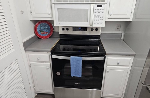 North Newport News House | Cozy 2 Story Model Townhouse