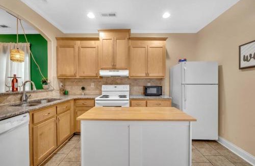 Concord House | Cozy 2B Townhouse - Hot Tub
