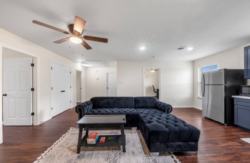 Central Southwest Condo | Cozy 2BD/2BA condo w/home office near NRG and Med Center