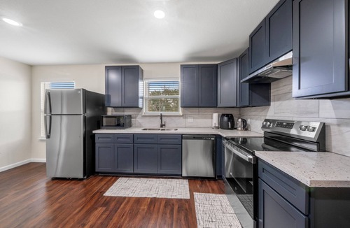Central Southwest Condo | Cozy 2BD/2BA condo w/home office near NRG and Med Center
