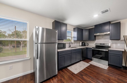 Central Southwest Condo | Cozy 2BD/2BA condo w/home office near NRG and Med Center