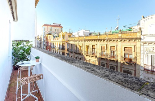 Distrito Centro Apartment | Cozy 2BD apartment near teatro romano. Claudio Marcelo