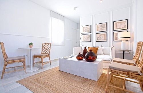 Distrito Centro Apartment | Cozy 2BD apartment near teatro romano. Claudio Marcelo