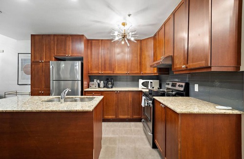 International District Apartment | Cozy 2BD loft Hotel Suite-Old Montreal B3