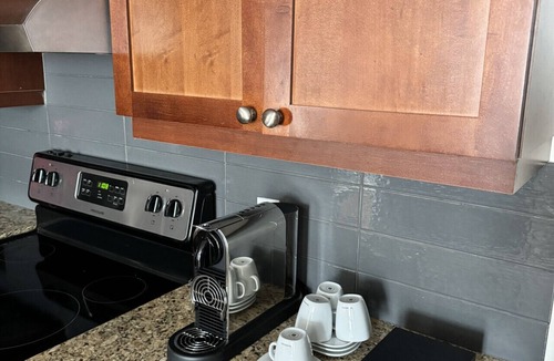 International District Apartment | Cozy 2BD loft Hotel Suite-Old Montreal B3