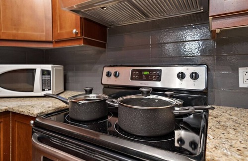 International District Apartment | Cozy 2BD loft Hotel Suite-Old Montreal B3
