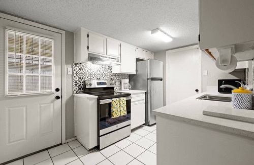 Calallen House | Cozy 2BDR 2 BA+Near Airport+Refineries+Extd Stays