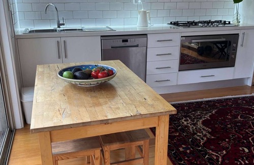 Heidelberg Heights Apartment | Cozy 2BDR Ivanhoe Unit with Modern Amenities