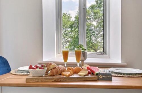 Quartier 5-4 Apartment | Cozy 2BR - 2 King Beds & 2 Parking - 8min to Old Town