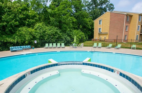 Parkdale Apartment | COZY 2BR/2BA w/pool, balcony + FREE parking