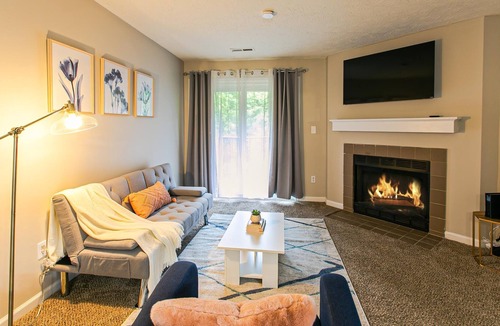 Parkdale Apartment | COZY 2BR/2BA w/pool, balcony + FREE parking