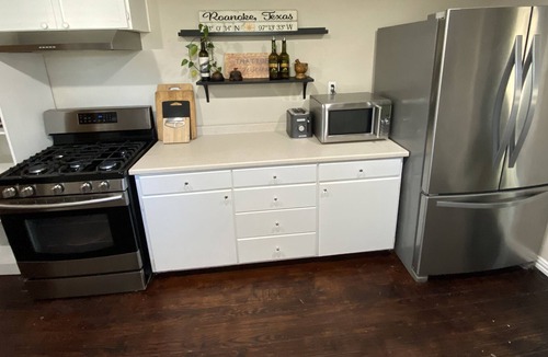 Roanoke House | Cozy 2BR, 2Bath Cottage in the heart of Roanoke, walking distance to Oak Street.