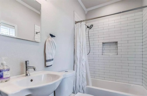 Roanoke House | Cozy 2BR, 2Bath Cottage in the heart of Roanoke, walking distance to Oak Street.