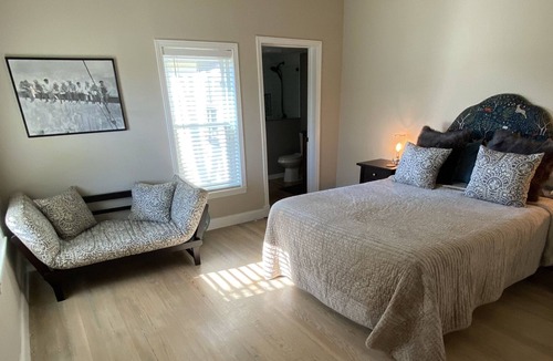 Roanoke House | Cozy 2BR, 2Bath Cottage in the heart of Roanoke, walking distance to Oak Street.