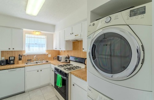 Memorial Apartment | Cozy 2BR Apartment by i10 near City Center