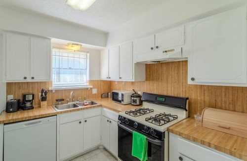 Memorial Apartment | Cozy 2BR Apartment by i10 near City Center