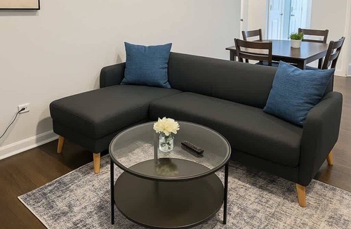 Chicago Apartment | Cozy 2BR Apartment w/Washer & Dryer