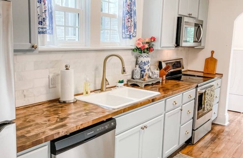 Columbia Cottage | Cozy 2BR Apt w/KING in historic dist. 1mi to sq.!