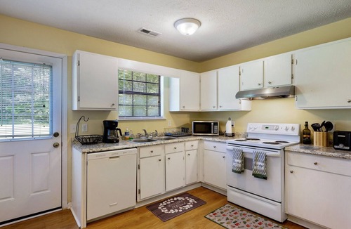 Calhoun House | Cozy 2BR Apt with Amenities for Working Guests