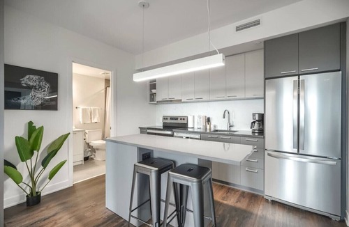 Mississauga Apartment | Cozy 2BR Apt with City Views, Near Lake Aquitaine