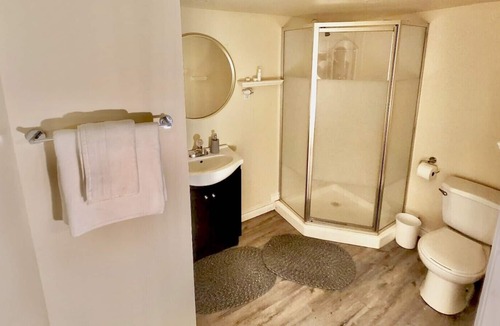 Sharon Apartment | Cozy 2BR Basement Apt in Newmarket