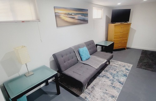 Brighton House | Cozy 2br bottom unit steps from Light Rail train